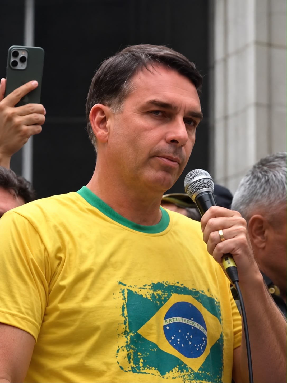 Flávio Bolsonaro critica Lula e Alexandre de Moraes durante ato na Avenida Paulista