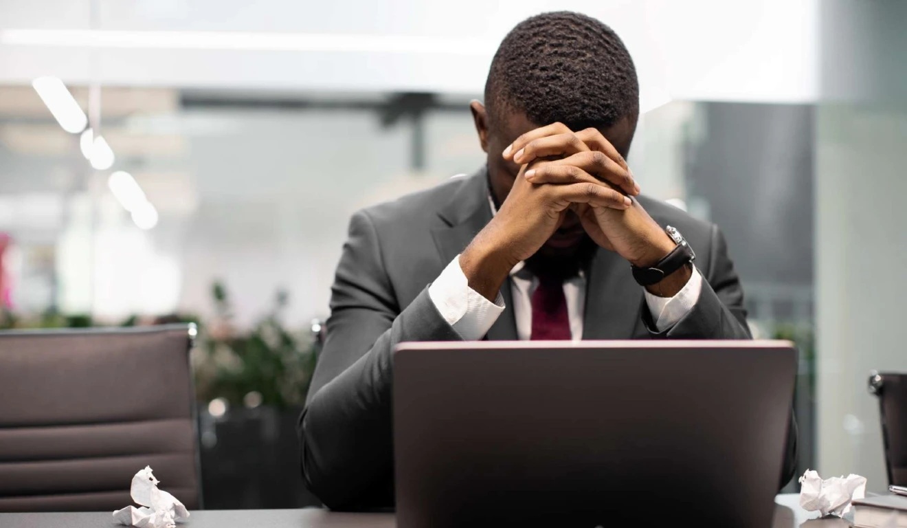 Processos relacionados a burnout crescem cerca de 400% e movimentam quase R$ 10 bilhões na Justiça do Trabalho