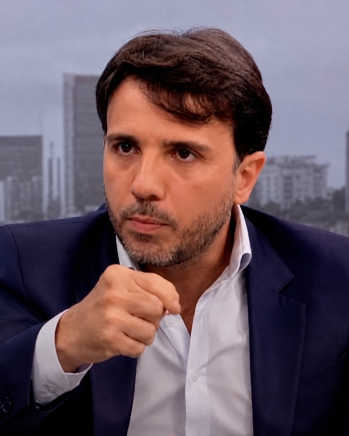 Renan Santos afirma que jovens sem figura paterna têm maior risco de envolvimento com a criminalidade durante sabatina