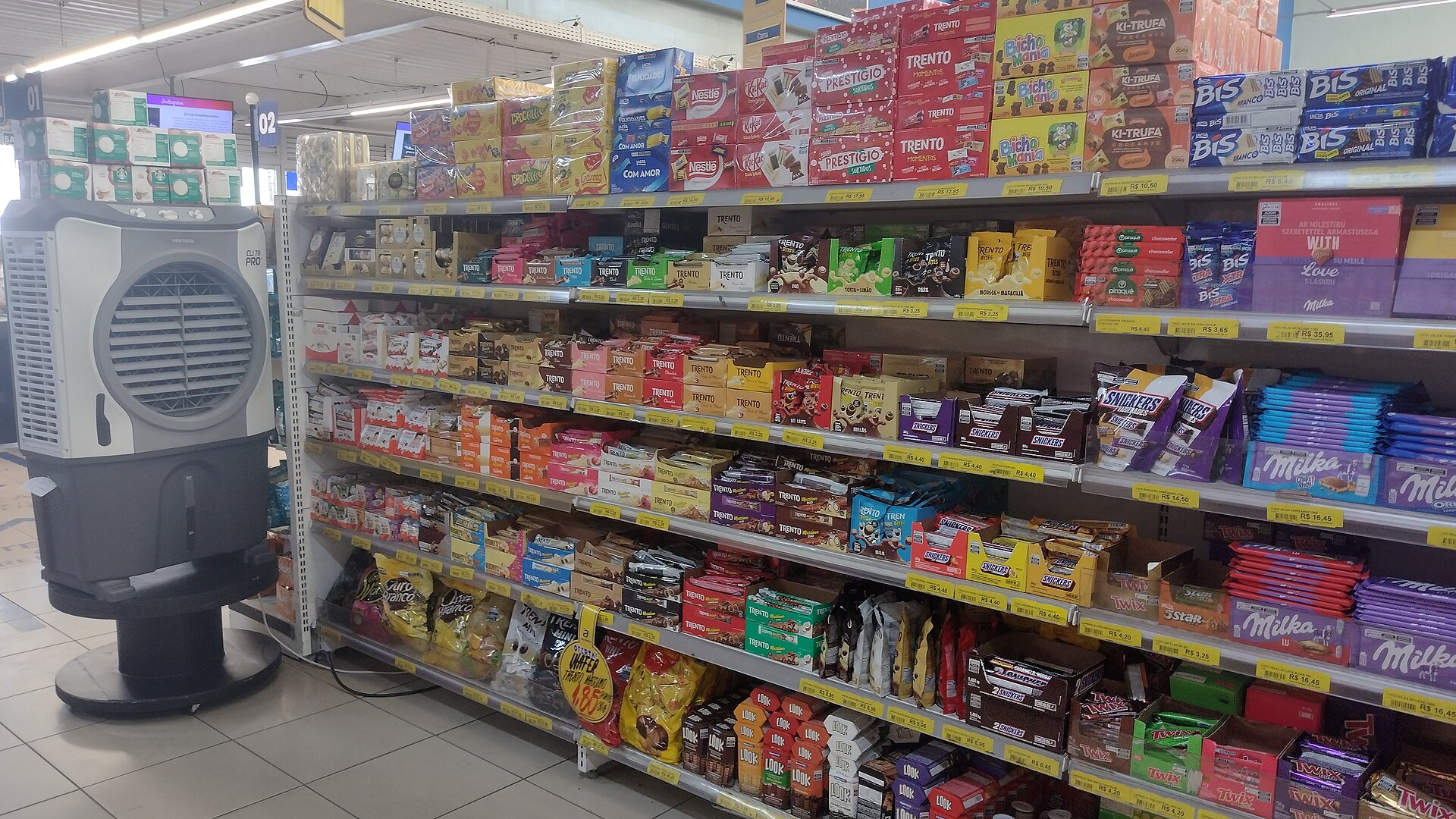 Confiança do consumidor sobe em outubro, mas FGV pede cautela com a melhora