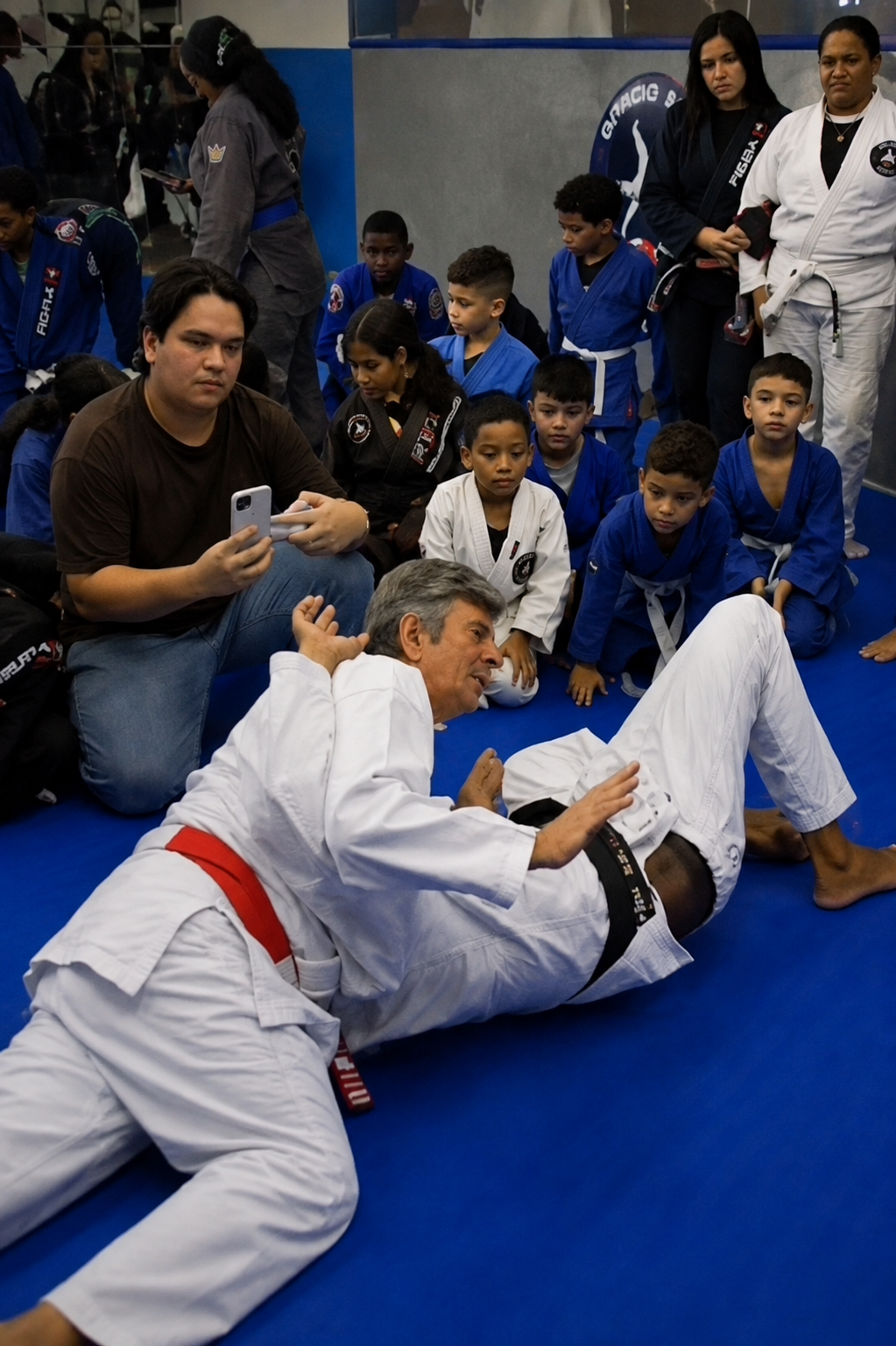 ministro-luiz-fux-troca-a-toga-pelo-quimono-e-ministra-aula-de-jiu-jitsu-durante-evento-em-manaus