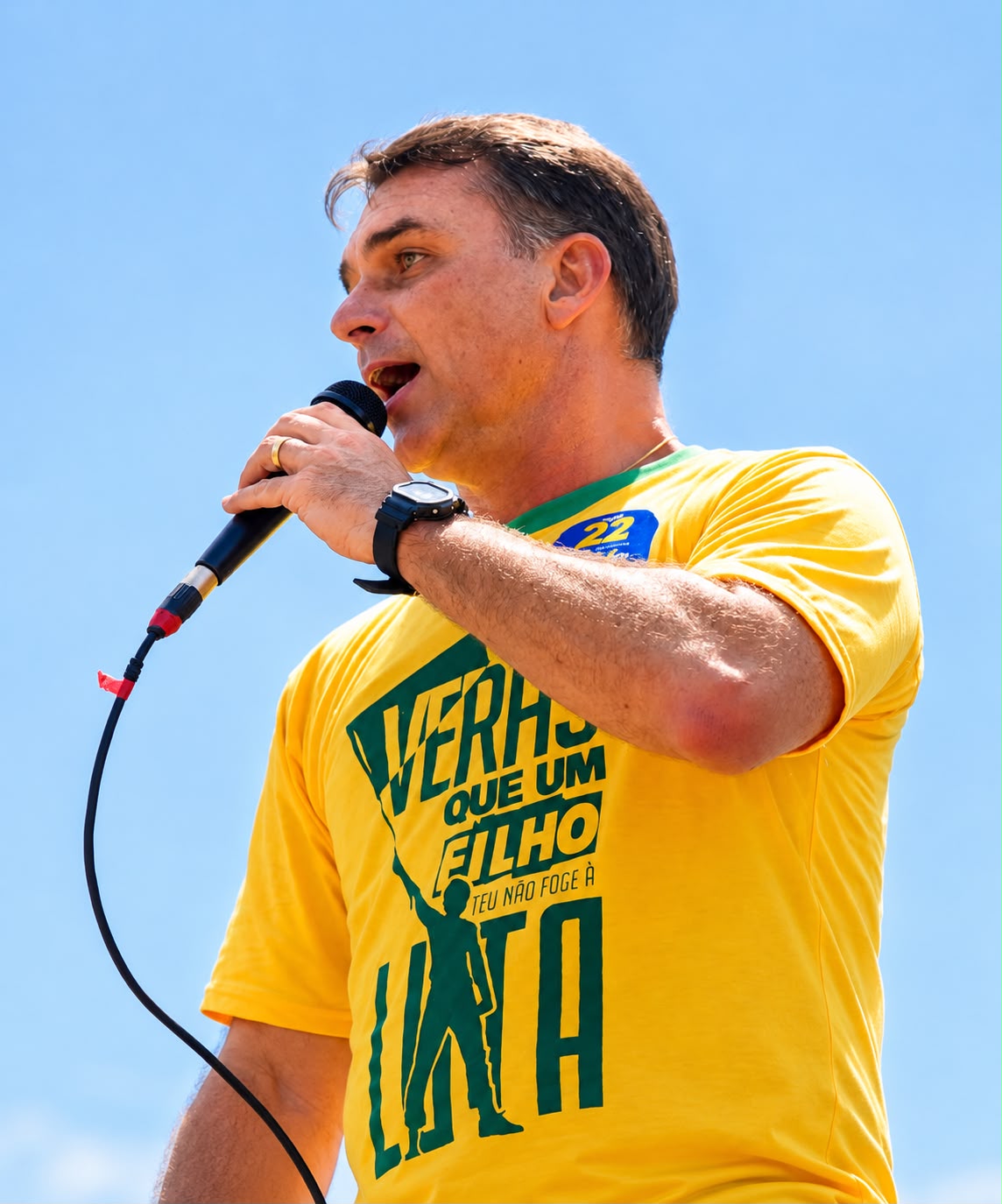 Flávio Bolsonaro critica exibição de propaganda eleitoral sem áudio e questiona falha técnica