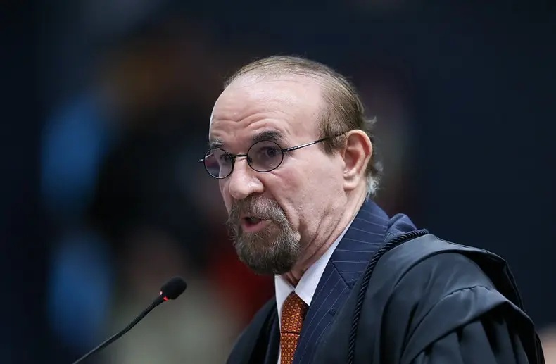 Cezar Bitencourt assume defesa de Daniel Vorcaro e busca reverter prisão