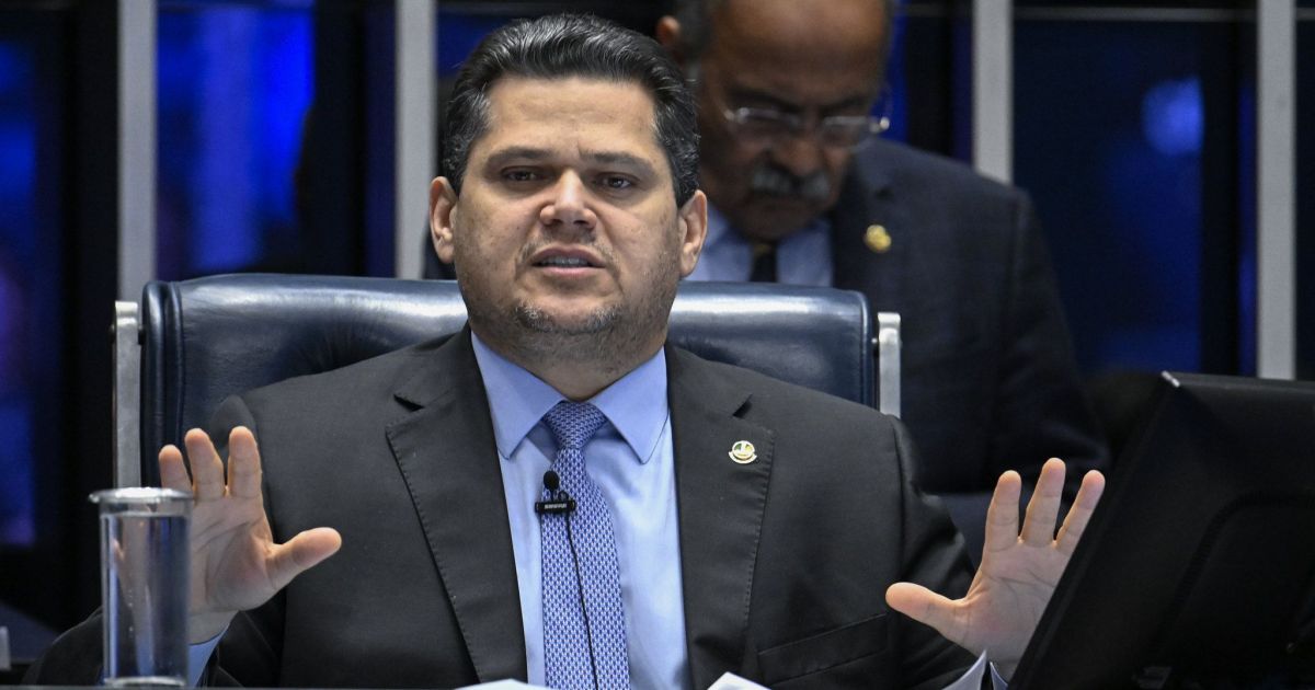Alcolumbre retira PEC da Segurança da pauta após impasse sobre maioridade penal
