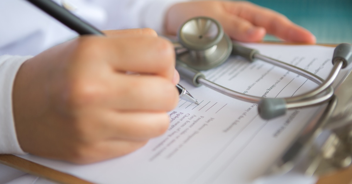 Trabalhadora é demitida por justa causa após atuar em outra empresa durante licença médica