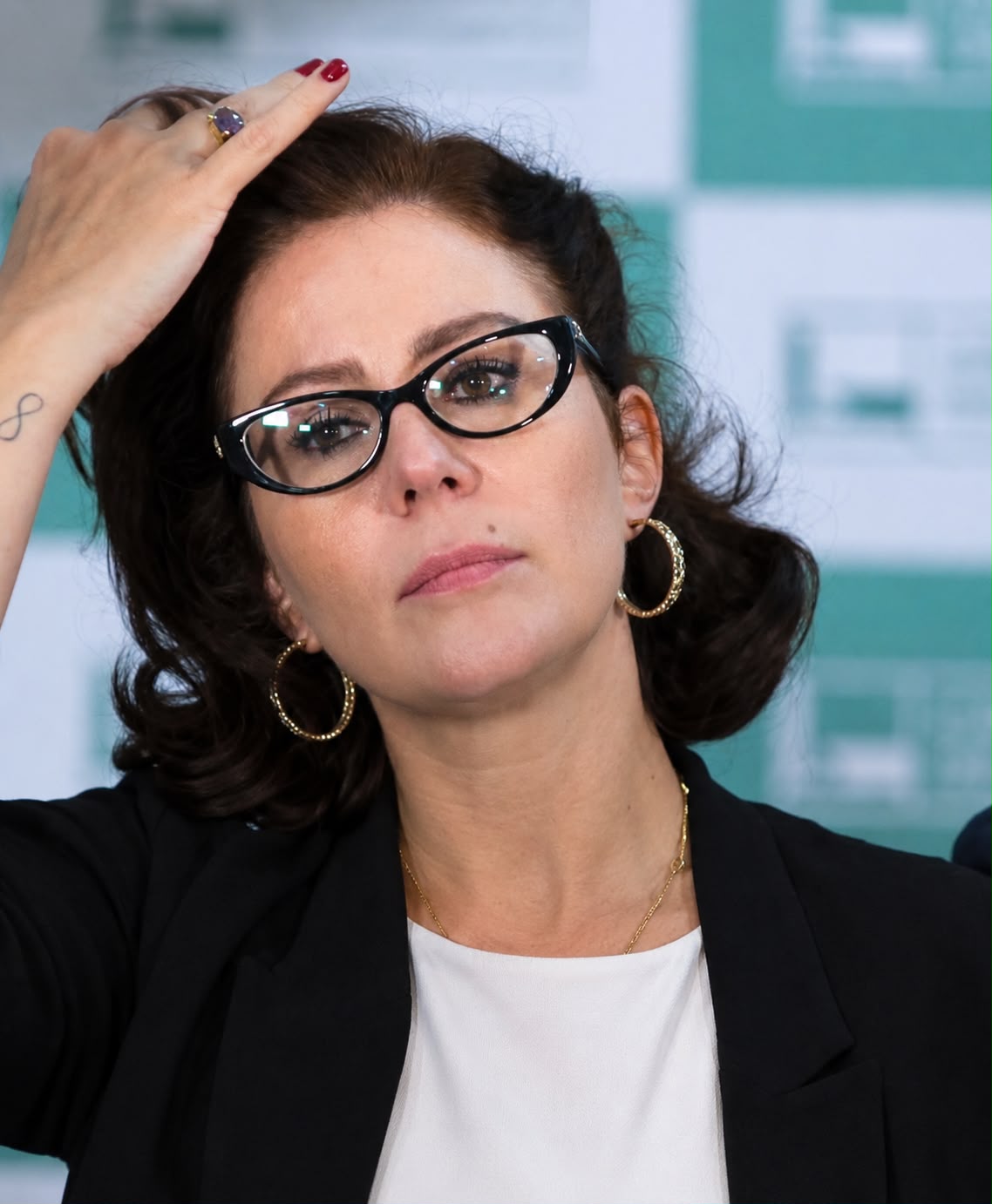 Justiça autoriza busca por bens e contas de Carla Zambelli para quitar dívida com a Caixa