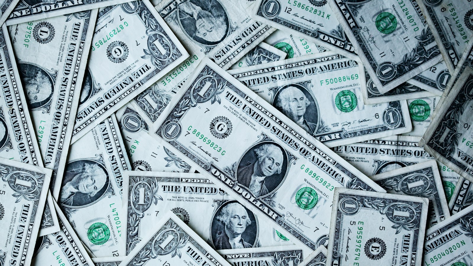 Dólar volta a fechar acima de R$ 5 e Ibovespa recua 1% em dia de realização de lucros